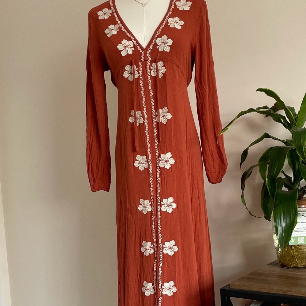 SOLD En Crème Rust White Floral Embroidered Maxi Dress V-Neck Long Sleeve Sm